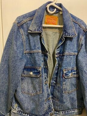 Levi’s Size L Men’s  Denim Jacket with multiple Side Pockets.
